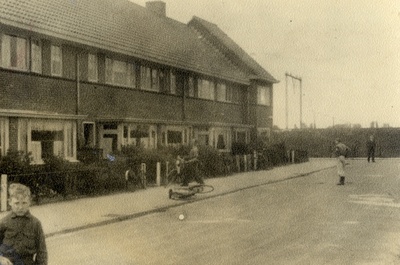 811798 Afbeelding van, vermoedelijk, twee leden van de Binnenlandse Strijdkrachten (B.S.) in de Frederik van ...